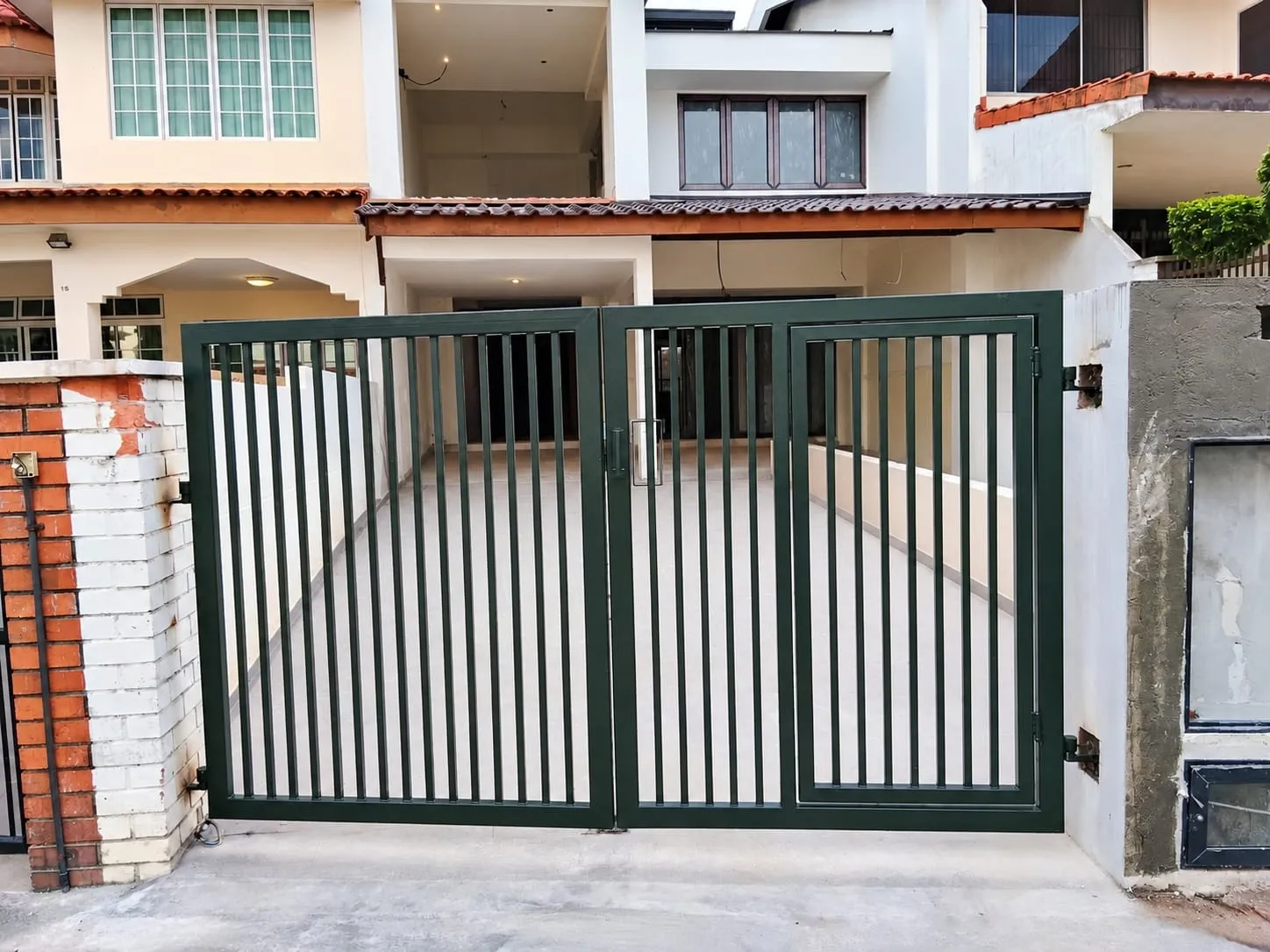 Installation Metal Swung Gate